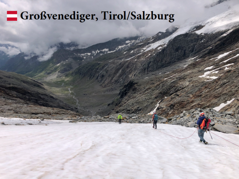 Hochtouren Grundkurs Schneebedeckte Berge mit Wanderern in den Regionen Großvenediger, Tirol und Salzburg.