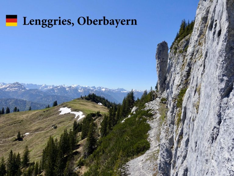 Alpinklettern Basiskurs Blick auf die Berglandschaft von Lenggries, Oberbayern, mit schneebedeckten Gipfeln.